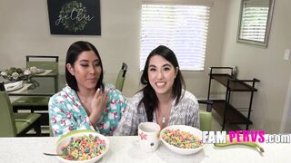 Mina Moon, Emeraldi Love - Sneaky Scissoring Daughters