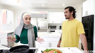 Friends Muslim Mom Wants To Try Things - Kitty Valance